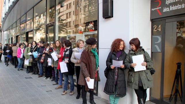 Moterys prie nuosavybės registracijos biuro Madride