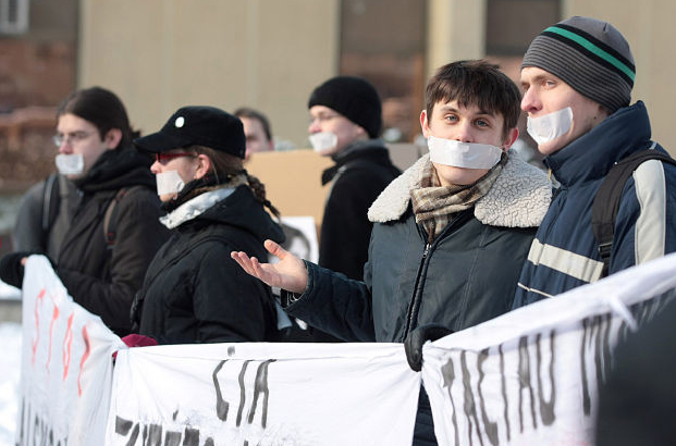 Studentų protestas užklijuotomis burnomis