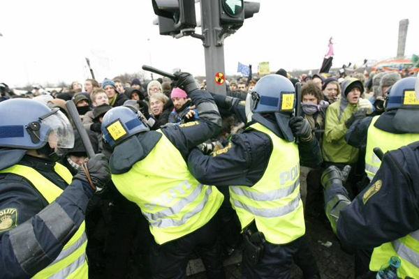 Danijos policija muša demonstrantus